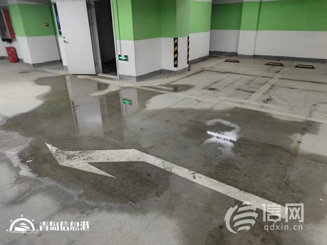 融海致遠(yuǎn)居地下車庫(kù)滲水 部分墻面出現(xiàn)發(fā)霉現(xiàn)象