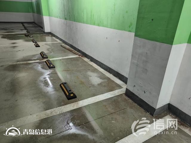融海致遠(yuǎn)居地下車庫(kù)滲水 部分墻面出現(xiàn)發(fā)霉現(xiàn)象