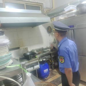 同和執(zhí)法中隊(duì)“信用+執(zhí)法”開展餐飲油煙執(zhí)法巡查工作