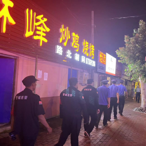 夜查餐飲“油煙味”，守護(hù)城市“煙火氣”
