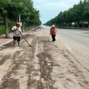清理路面積土，恢復(fù)道路本色