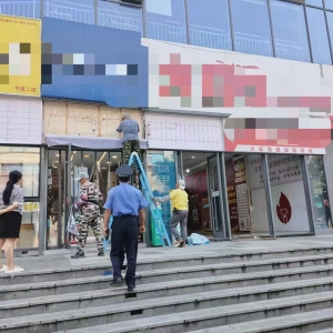 李園街道綜合行政執(zhí)法中隊(duì)：整治“頑固”小廣告 清除城市“牛皮鮮” ...
