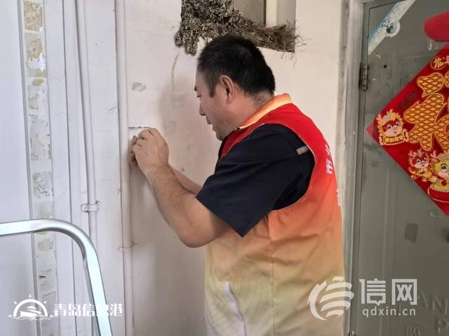 照亮居民回家“最后一米路” 遼源路街道開展感應燈維修活動