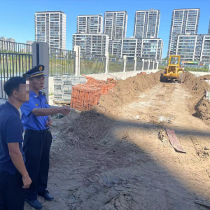 鳳臺(tái)執(zhí)法中隊(duì)加強(qiáng)在建工地?fù)P塵治理，守護(hù)城市藍(lán)天白云