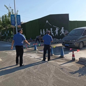 李園街道綜合行政執(zhí)法中隊：雙管齊下  加大市政道路整治