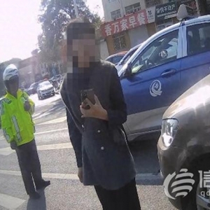 市民就醫(yī)路上突發(fā)交通事故 李滄交警送醫(yī)處置兩不誤