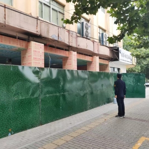平度市東閣街道執(zhí)法中隊整治違規(guī)占道圍擋，還路于民