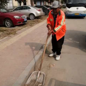 清理路面積土，確保道路整潔