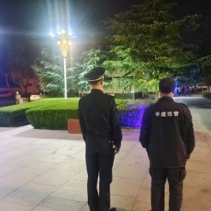 同和執(zhí)法中隊(duì)加強(qiáng)夜間執(zhí)法巡查，還轄區(qū)廣場(chǎng)一片寧?kù)o