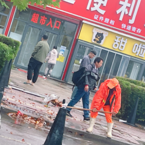 雨天作業(yè)不停歇，環(huán)衛(wèi)工人堅守崗位保潔凈
