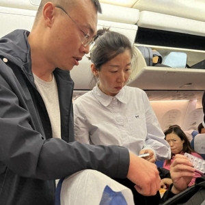 飛機(jī)上乘客突發(fā)高血壓 青島市立醫(yī)院醫(yī)生緊急施救