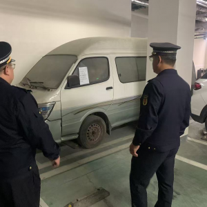 鳳臺(tái)執(zhí)法中隊(duì)：整治“僵尸車(chē)”難題 還居民公共空間