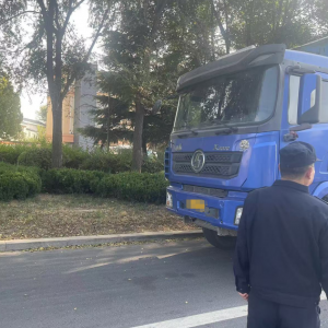平度市東閣街道執(zhí)法中隊整治揚塵污染，留住清新空氣