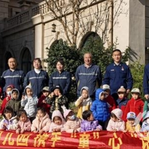 青島江山路消防救援站攜手學(xué)校開展消防演練