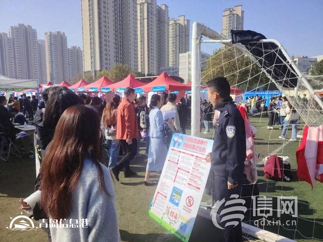抵制網(wǎng)絡(luò)謠言共創(chuàng)清朗藍(lán)天 李滄公安趕熱潮線下精準(zhǔn)宣講