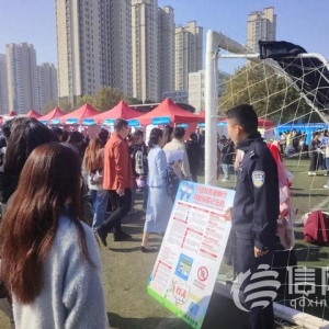 抵制網(wǎng)絡(luò)謠言共創(chuàng)清朗藍(lán)天 李滄公安趕熱潮線下精準(zhǔn)宣講