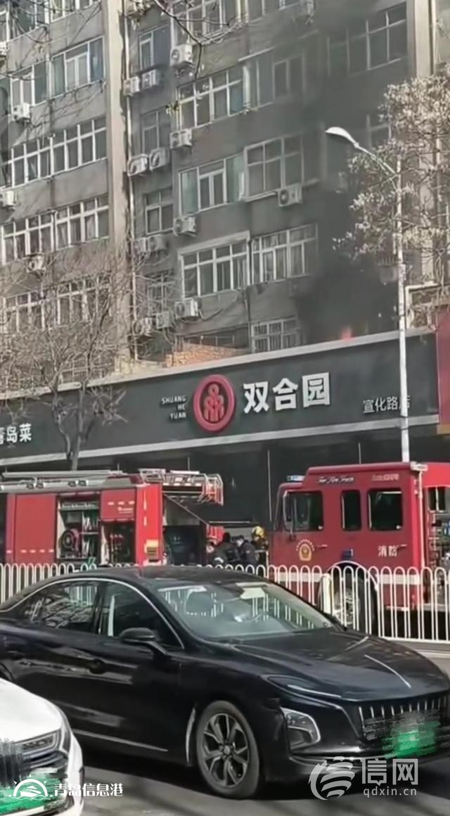 宣化路一居民樓陽臺起火 消防迅速撲救無人員傷亡