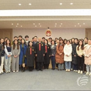 青島大學(xué)法學(xué)院師生走進(jìn)涉外法務(wù)區(qū)開展旁聽庭審實(shí)踐活動(dòng)