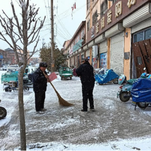 云山中隊積極開展積雪清理工作 保障居民出行安全