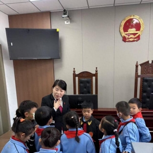 李滄法院聯(lián)合廣水路小學開展法治研學暨環(huán)保宣傳活動