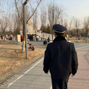 平度市鳳臺(tái)執(zhí)法中隊(duì)：公園護(hù)綠執(zhí)法進(jìn)行時(shí)，宣傳與監(jiān)管同行 ...