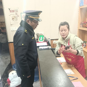 李園街道綜合行政執(zhí)法中隊(duì)：整治餐飲“油煙味”，守護(hù)城市“煙火氣” ...