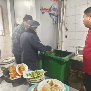 同和中隊“信用+執(zhí)法”垃圾分類執(zhí)法巡查：守護餐飲環(huán)境新秩序 ... ...