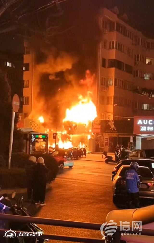 青島沈陽路一電動車行突發(fā)火情 撲救及時火勢很快被控制