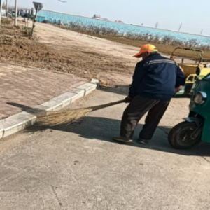 清理路面積土，營造干凈整潔的城鎮(zhèn)環(huán)境