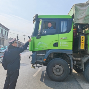 古峴中隊黨支部強化渣土車管理，守護道路交通安全