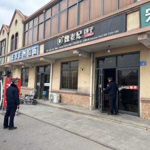 店子中隊--清理櫥窗廣告 凈化市容環(huán)境