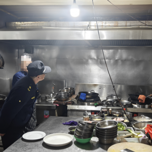 平度市東閣街道執(zhí)法中隊(duì)“信用+”嚴(yán)管餐飲油煙，守護(hù)“煙火氣” ...